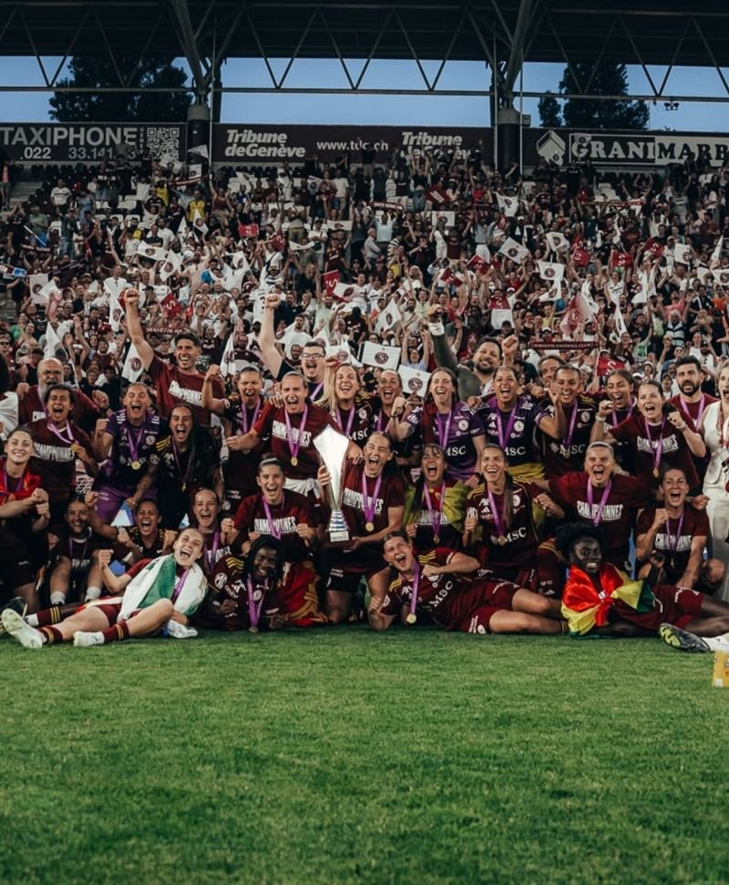 Servette Chênois Féminin celebrating the league title 2025-26